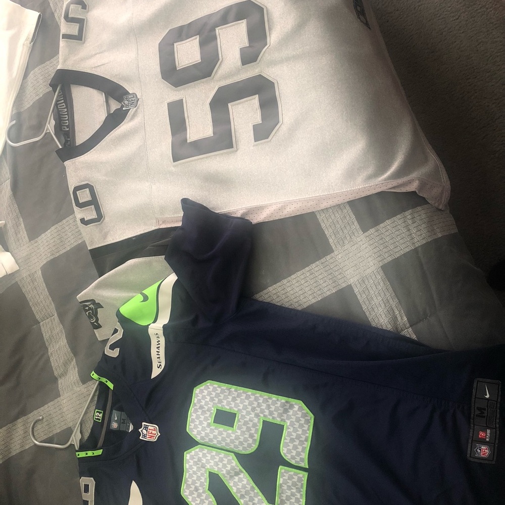 6 NFL jerseys, ALL size MEDIUM. OFFER ME:)